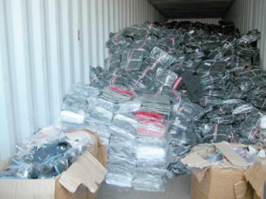 Mii de treninguri contrafăcute, confiscate de poliţişti şi vameşi